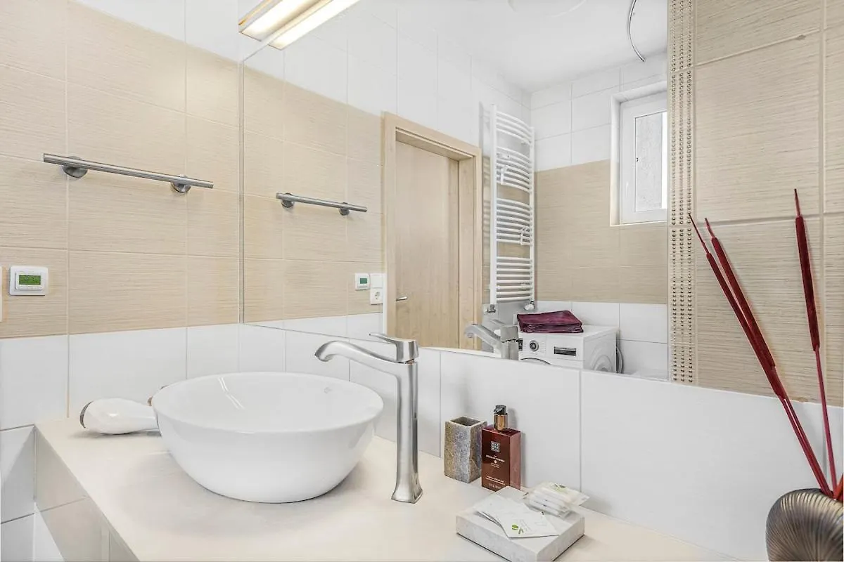 New Large Apartment, Free Parking! Praga 0*,  Czechy
