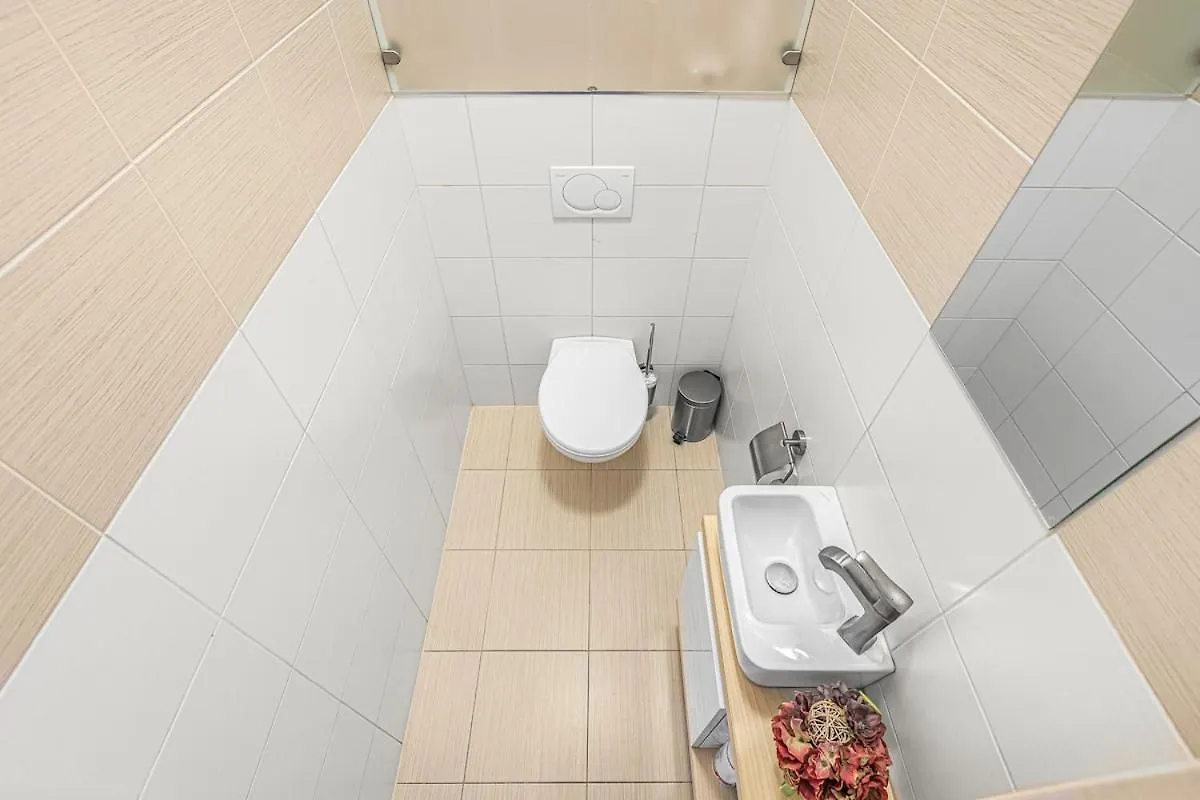 New Large Apartment, Free Parking! Praga
