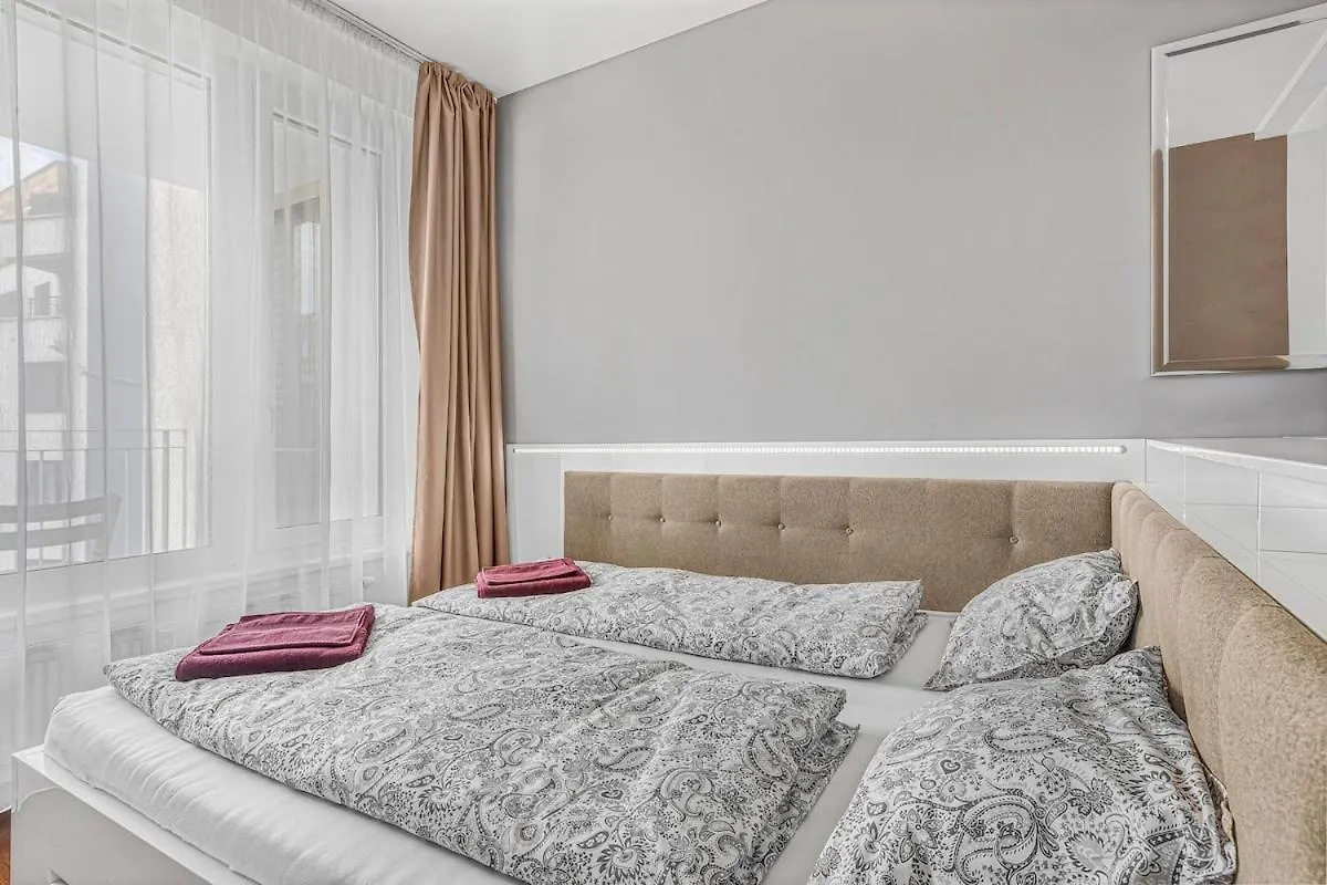 New Large Apartment, Free Parking! Praga
