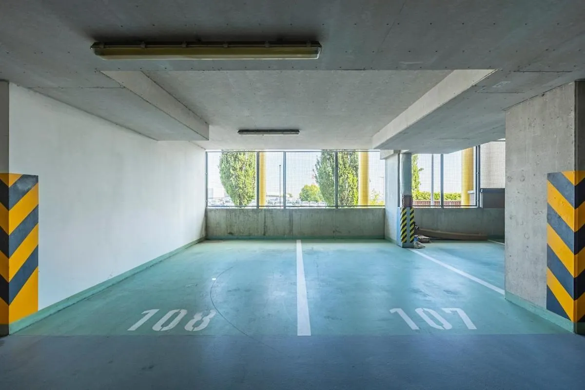 New Large Apartment, Free Parking! Praga