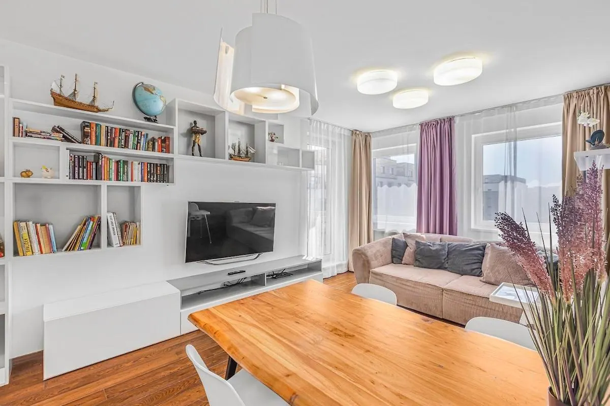 New Large Apartment, Free Parking! Praga